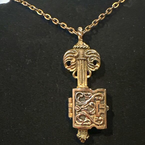 Vintage Koscot Memento 1970s 22”Necklace Perfume Locket Key - Picture 1 of 6